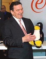 Schröder kuschelt mit Tux (src: fsub.schule.de)