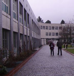 Das Informatikgebäude der FU Berlin (Public Domain, Quelle verlinkt)